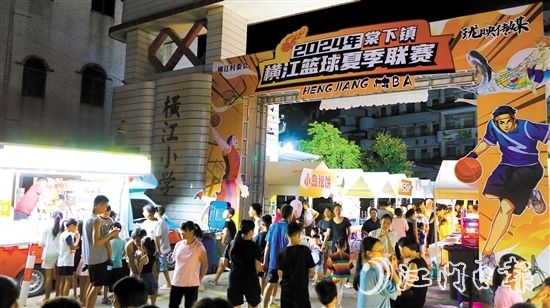 橫江“村BA”的賽場(chǎng)邊開設(shè)了美食夜市，讓觀眾既能看球賽，也能品美食。