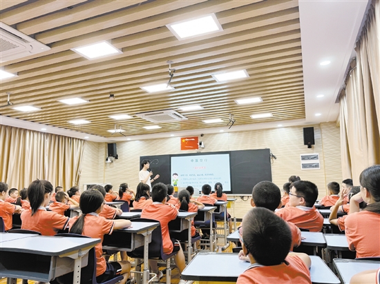 中醫(yī)藥專家走進(jìn)學(xué)校進(jìn)行中醫(yī)藥文化科普。