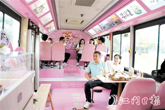 運(yùn)動(dòng)員和教練員乘坐“三點(diǎn)三下午茶”公交江海專線，感受江海魅力。