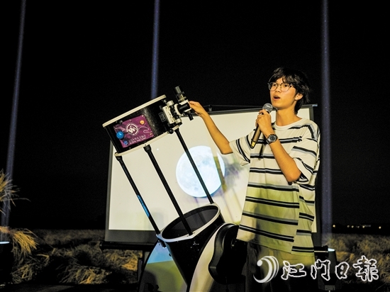 五邑大學(xué)學(xué)生帶來天文望遠(yuǎn)鏡，和當(dāng)?shù)卮迕褚黄鹩^星望月。