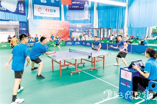 比賽現(xiàn)場(chǎng)，各隊(duì)伍競(jìng)爭(zhēng)激烈，參賽選手不時(shí)秀出精彩球技。