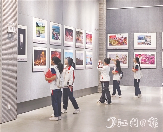 五邑大學(xué)經(jīng)濟(jì)管理學(xué)院學(xué)生們?cè)谟^展。