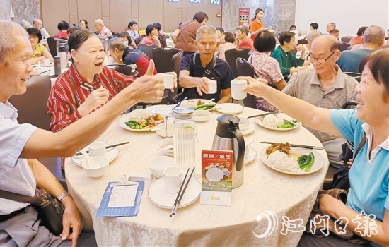 長(zhǎng)者樂(lè)享舌尖上的幸福滋味。