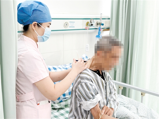 江門市五邑中醫(yī)院肺病科采用中西醫(yī)結(jié)合治療慢阻肺，圖為自體血穴位注射。