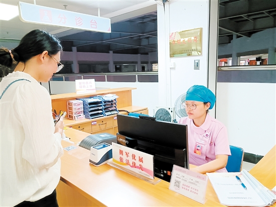 工作人員為來診市民進(jìn)行分診。