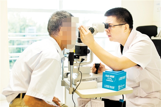 唐聰在為患者檢查眼睛。