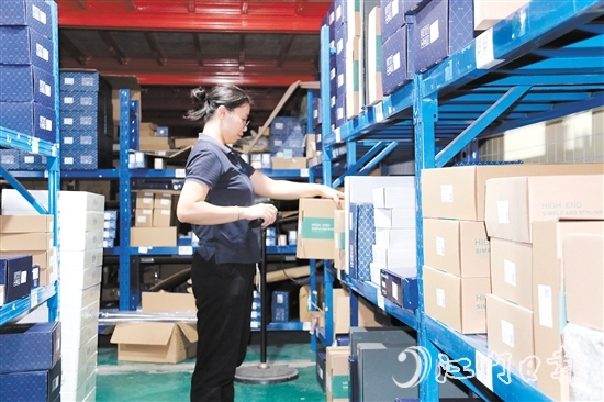 訂單多了，商家忙發(fā)貨。