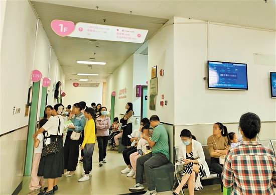 我市不少醫(yī)院的兒科門診接診量有明顯增長趨勢。
