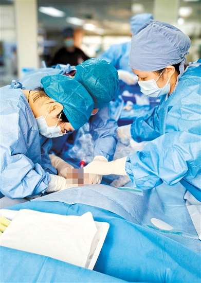 ECMO團(tuán)隊(duì)為患者進(jìn)行緊急置管。