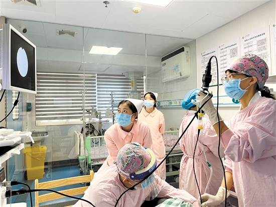 醫(yī)生為肺炎支原體感染患兒做支氣管鏡檢查。