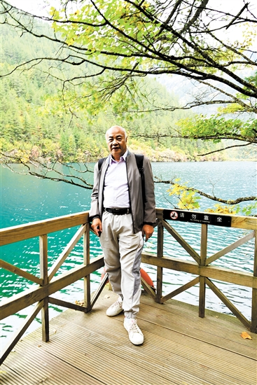 今年10月，袁老師在四川九寨溝游玩。