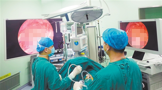 如果肺結(jié)節(jié)有惡性征象或持續(xù)增大，手術(shù)切除結(jié)節(jié)活檢是首選治療方法。