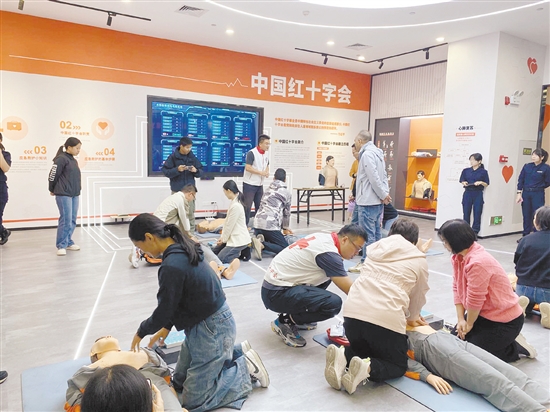 移交AED后，江海區(qū)紅十字會還開展培訓(xùn)，提升相關(guān)人員的應(yīng)急救護能力。