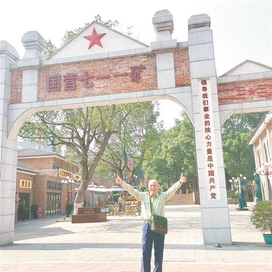 周忠東熱衷紅色旅游。