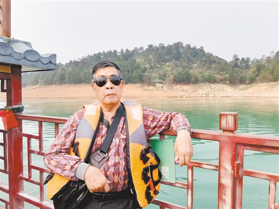 何華晃在外旅游，投身大自然的懷抱。