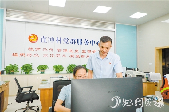 郭衛(wèi)強(qiáng)把在直沖村的奮斗歷程比作馬拉松賽。這是郭衛(wèi)強(qiáng)（右一）參加江門(mén)馬拉松賽，途經(jīng)江海城市宣傳畫(huà)。范慧敏