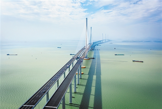 黃茅?？绾Ｍǖ榔鹩谥楹Ｊ懈邫诟蹍^(qū)，東連鶴港高速可直達港珠澳大橋，與高欄港高速、珠海機場高速、江珠高速相接，西經(jīng)崖門口跨黃茅海，穿越臺山廣海灣片區(qū)，連接西部沿海高速、新臺高速，可直達陽江、粵西腹地。