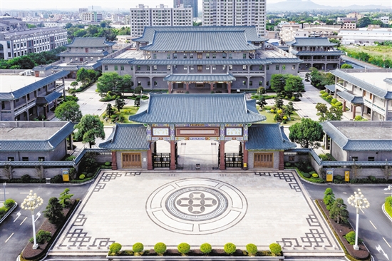 大江鎮(zhèn)是首個被中國家具協(xié)會授予“中國傳統(tǒng)家具專業(yè)鎮(zhèn)”稱號的鎮(zhèn)街，擁有傳統(tǒng)家具企業(yè)200多家，從業(yè)人員超5000名。