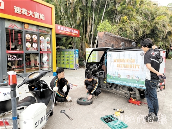 騎手小哥在新業(yè)態(tài)服務(wù)互助點就能完成電動車檢修。 騎手小哥在新業(yè)態(tài)服務(wù)互助點就能完成電動車檢修。