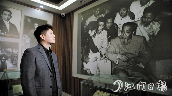 陳浩寧通過圖片了解陳垣先生的生平事跡、卓越成就。