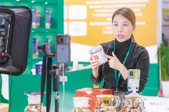 新寶堂的主播正在直播帶貨。