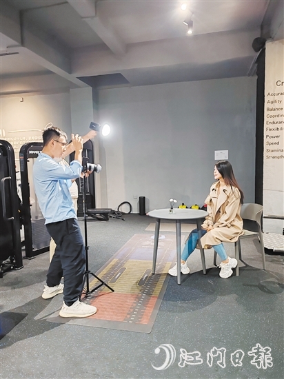 短視頻以其短小精悍、易于分享的特點，正成為快速吸引流量的“利器”。圖為商家在拍攝短視頻。