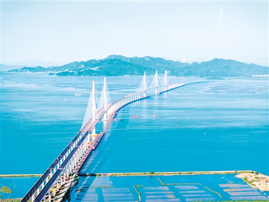 鳥瞰視角下的高欄港大橋（近）和黃茅海大橋（遠(yuǎn)）。
