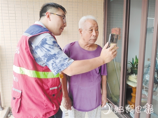 老年人在志愿者幫助下與親人視頻通話。