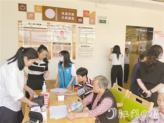 江南街道提供一站式養(yǎng)老服務(wù)，為老年人免費體檢。