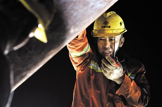 建設者日以繼夜奮戰(zhàn)在施工現(xiàn)場。