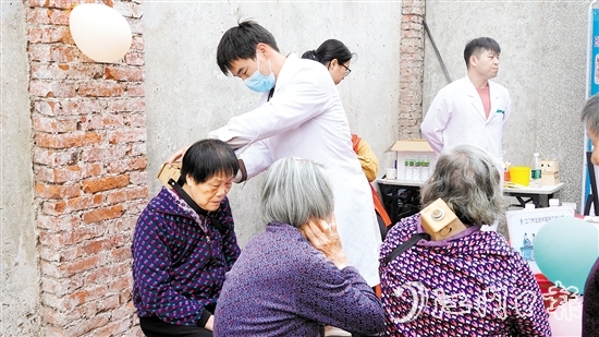 村民在中醫(yī)集市可以體驗(yàn)刮痧、艾灸、拔罐等中醫(yī)療法。