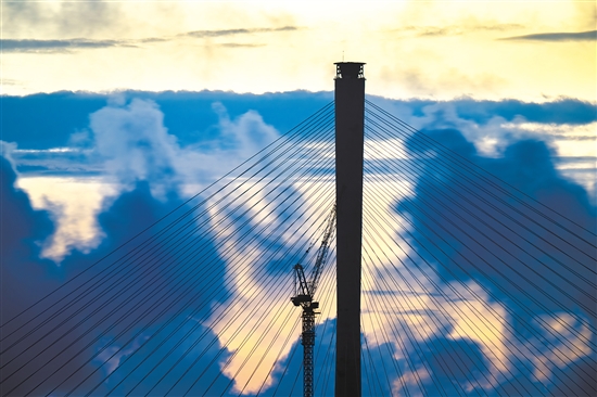 高聳入云的索塔劃破天際。