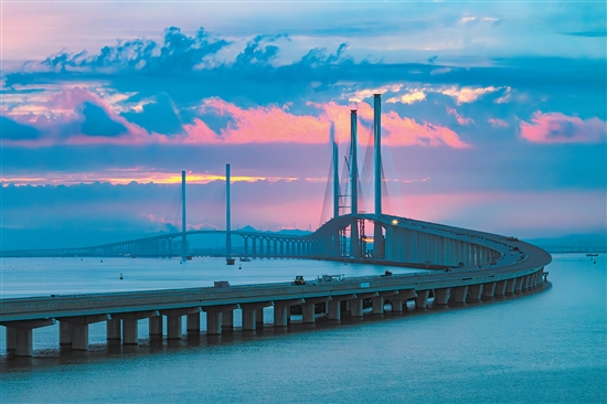 此起彼伏的“海上長龍”與落日相映成輝。