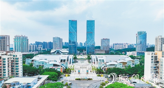 環(huán)市街道不斷提升轄區(qū)商圈整體競(jìng)爭(zhēng)力，為消費(fèi)市場(chǎng)注入更多創(chuàng)新元素和活力。圖為環(huán)五邑華僑廣場(chǎng)商圈。劉淑君