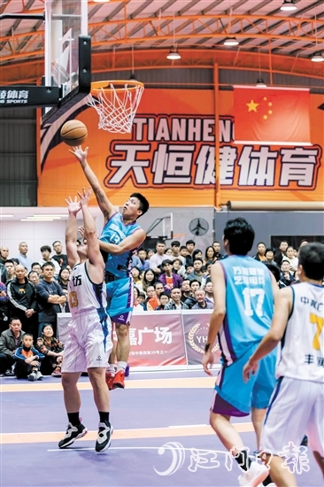 場上球員對抗激烈，場下觀眾看得目不轉(zhuǎn)睛。