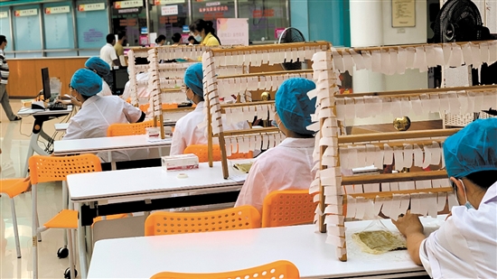 醫(yī)護人員為“三九天灸”做準備。