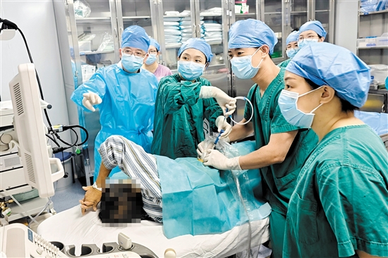 介入團隊進行PTCD術(shù)。