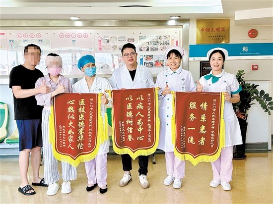 呂女士和丈夫送上錦旗表達(dá)感激之情。