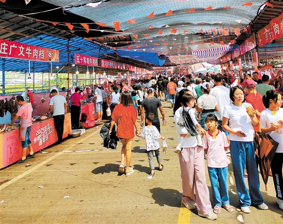 2024年水步傳統(tǒng)文化旅游嘉年華集美食、煙火、潮玩、文創(chuàng)、旅游等豐富元素于一體。