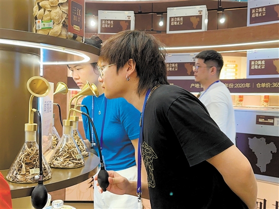 游客在新會(huì)陳皮村體驗(yàn)新會(huì)陳皮的醇香。