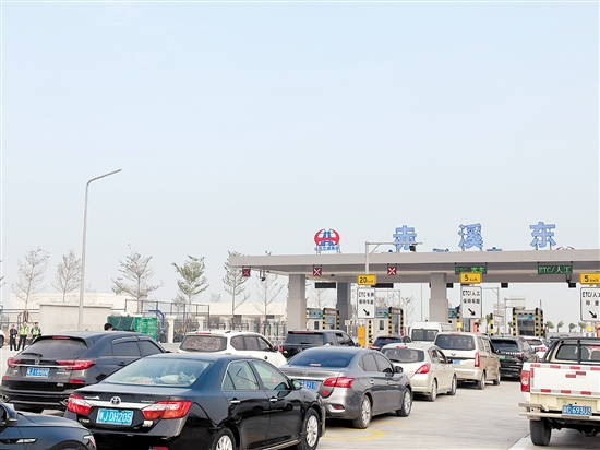 赤溪東收費站前排起車龍。畢松杰