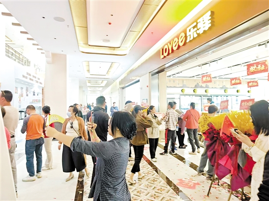 通車首日，黃茅海服務(wù)區(qū)吸引眾多游客打卡。郭永樂