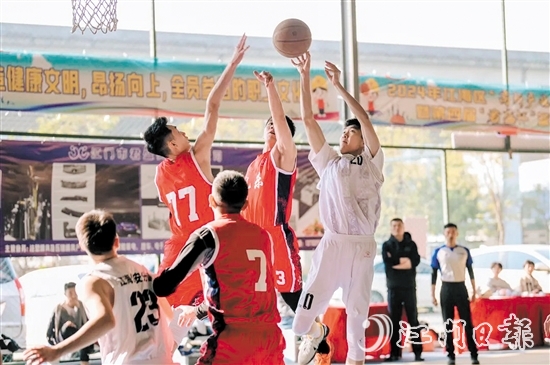 球員在賽事收官戰(zhàn)中拼盡全力、賽出風(fēng)采。