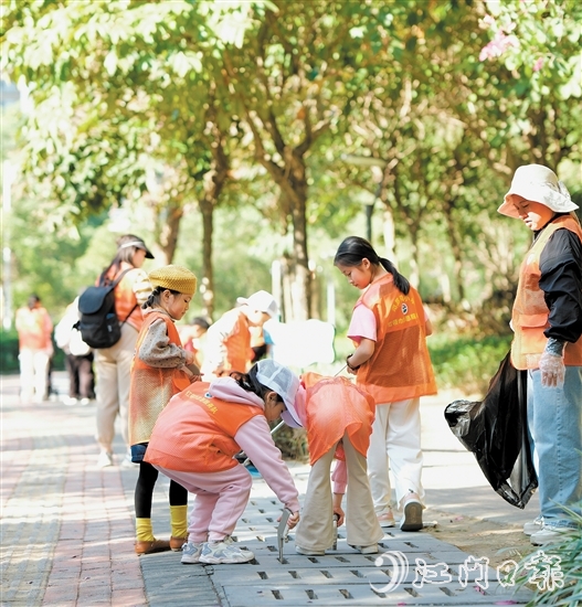 江門市范羅岡小學(xué)家長志愿服務(wù)隊(duì)通過“大手拉小手”的形式，在范羅岡小學(xué)濱江校區(qū)周邊開展全方位清潔巡查。