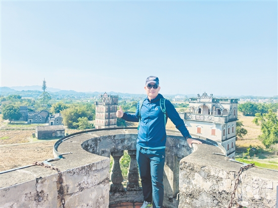 來(lái)自福建泉州的林先生跑完江門馬拉松賽后，到江門開(kāi)平自力村碉樓群游玩。