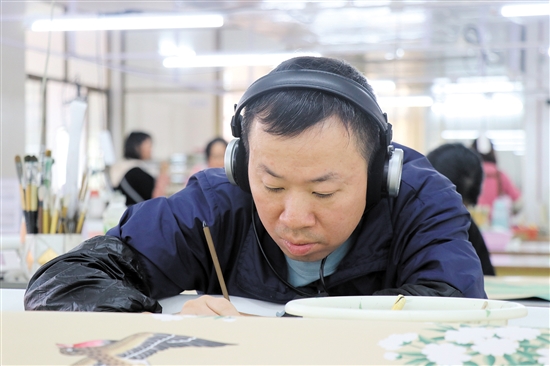 畫師戴著耳機(jī)，可以讓精神更專注。（受訪者供圖）