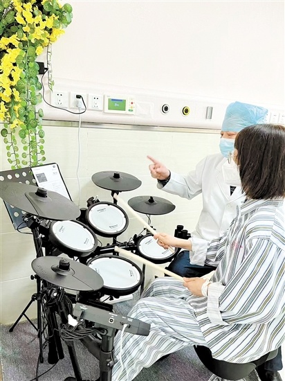 通過樂器互動(dòng)增進(jìn)患者與醫(yī)護(hù)人員的溝通，幫助患者釋放情緒。