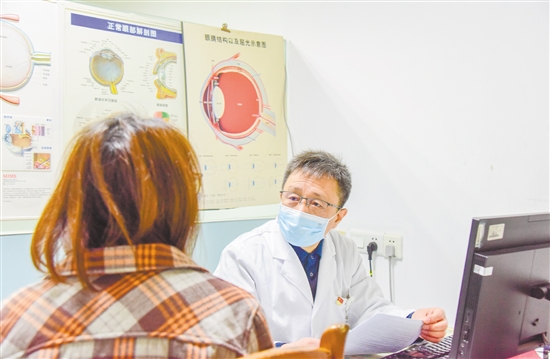 彭超為患者開(kāi)具處方。