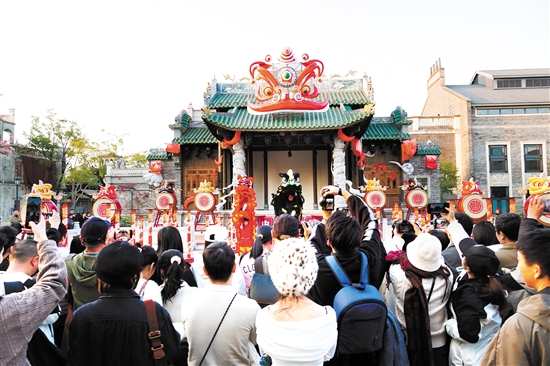 江門精彩的民俗演出吸引眾多游客。