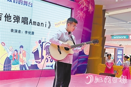 吉他手為觀眾帶來彈唱表演。